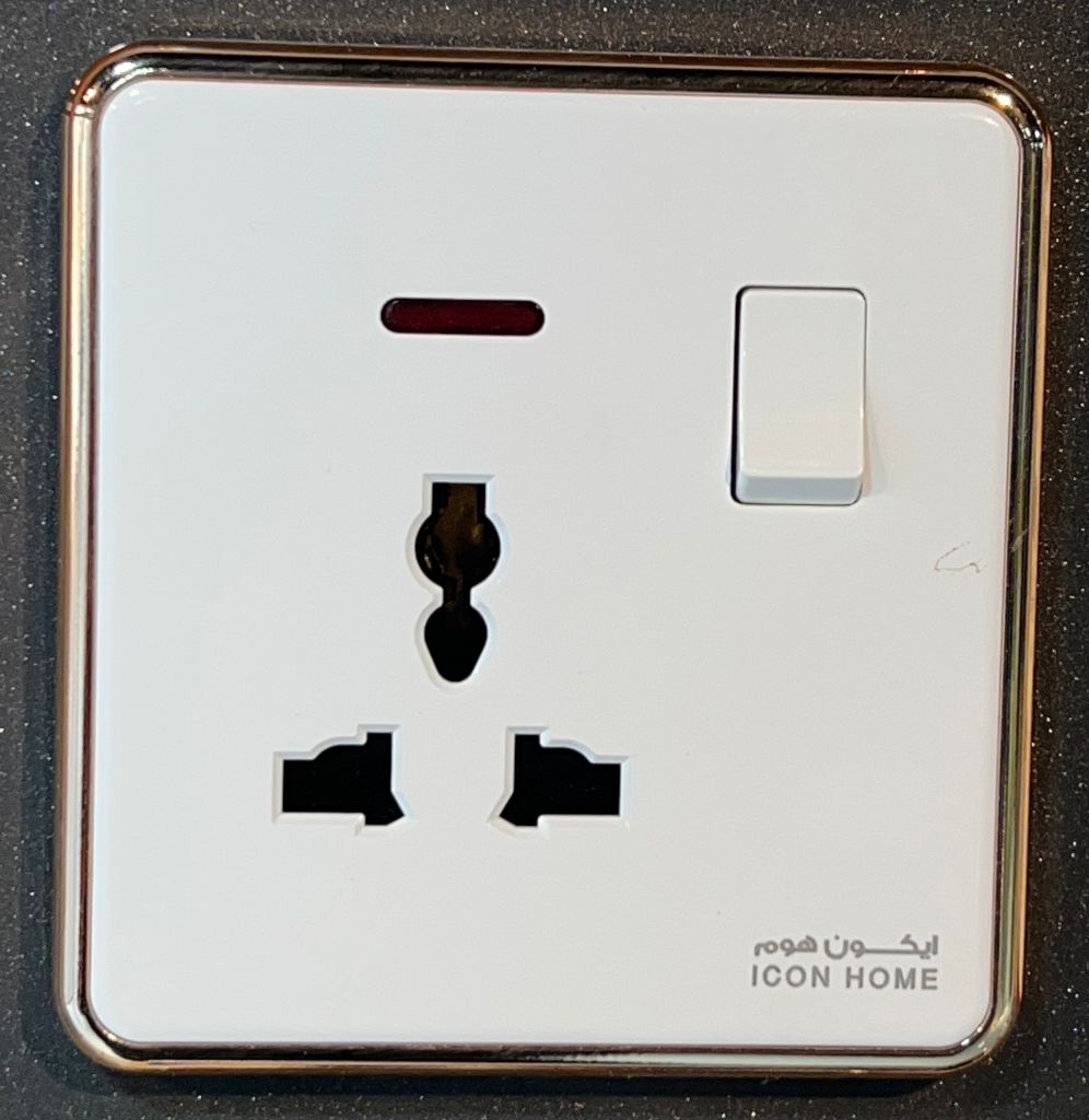 KS10-012 Golden Circle ICON HOME  3 PIN UNIVERSAL SOCKET
